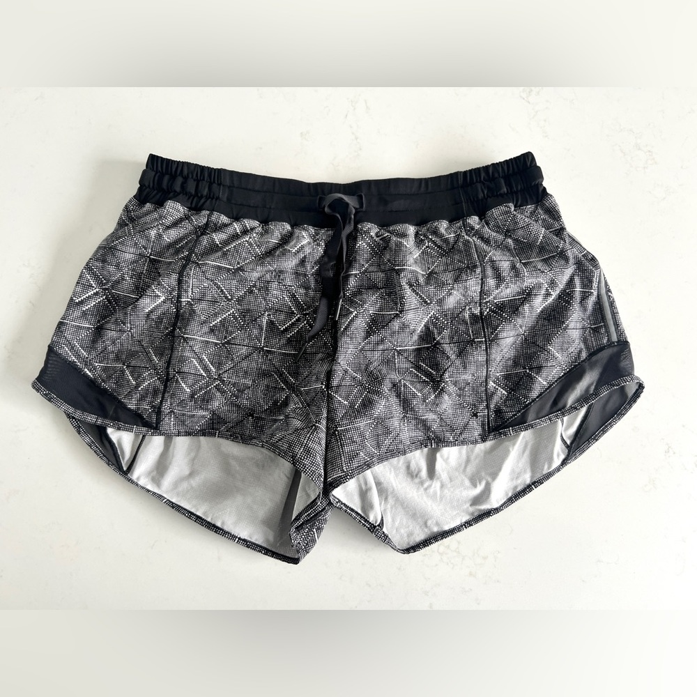 Lululemon Hotty Hot Short (Long 4") Formation Alpine White Black / Black Size 12